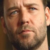 Marah, Russel Crowe Lukai Pegawai Hotel